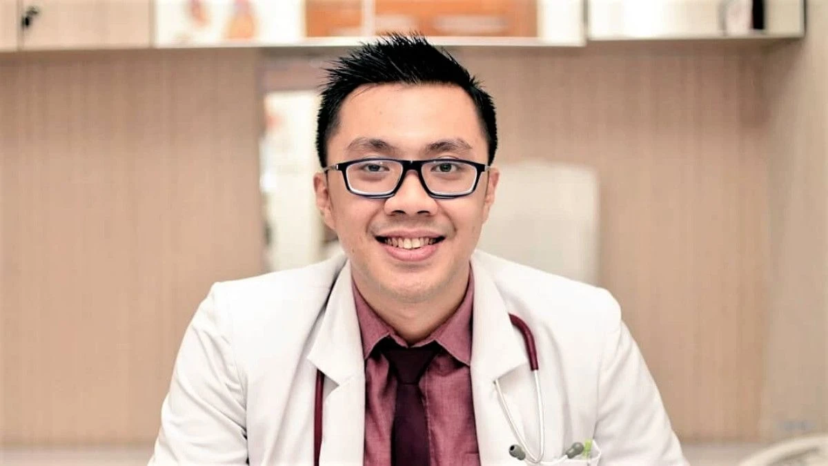 Biografi Dokter Gia Pratama: Pengalaman Koas dan Edukasi Medis
